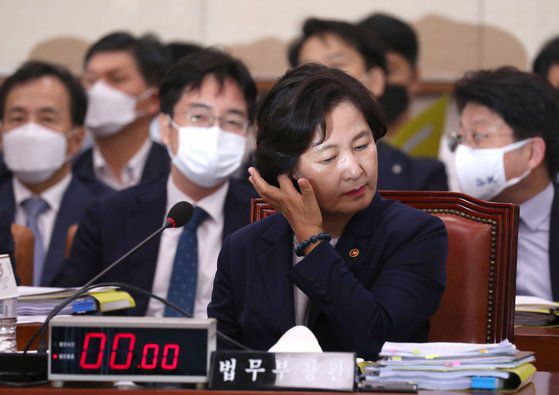 추미애 법무장관이 27일 국회 법사위에 출석해 의원 질의를 듣고 있다. 오종택 기자