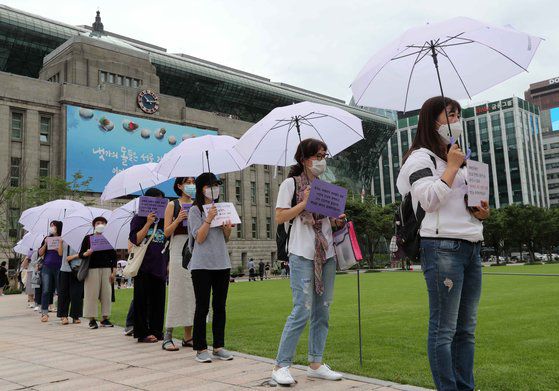 한국성폭력상담소와 한국여성의전화 등 8개 여성단체 관계자들이 28일 서울시청 앞에서 고 박원순 전 서울시장 위력에 위한 성폭력 사건의 국가인권위원회 직권조사 촉구 기자회견을 한뒤 인권위로 출발하고 있다. 김상선 기자