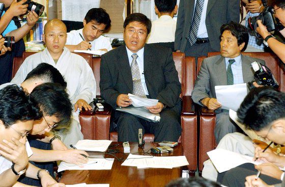 2002년 이회창 당시 한나라당 대선후보 아들의 병역비리 의혹에 대해 기자회견 중인 김대업(가운데)씨. [중앙포토]