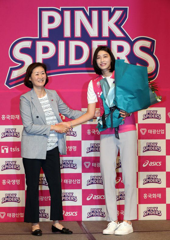 지난 6월 10일 흥국생명 입단식에서 김연경이 박미희 감독으로부터 꽃다발을 받고 있다. 정시종 기자