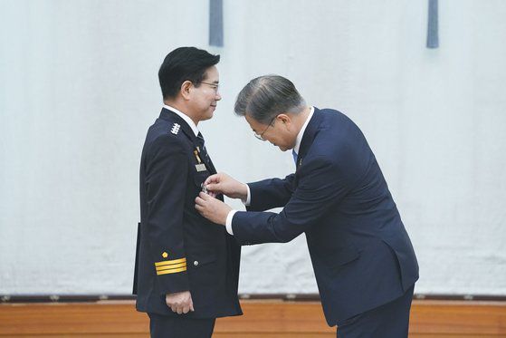 문재인 대통령이 29일 김창룡 경찰청장에게 임명장을 수여한 뒤 지휘관 표장을 달고 있다. 청와대 제공