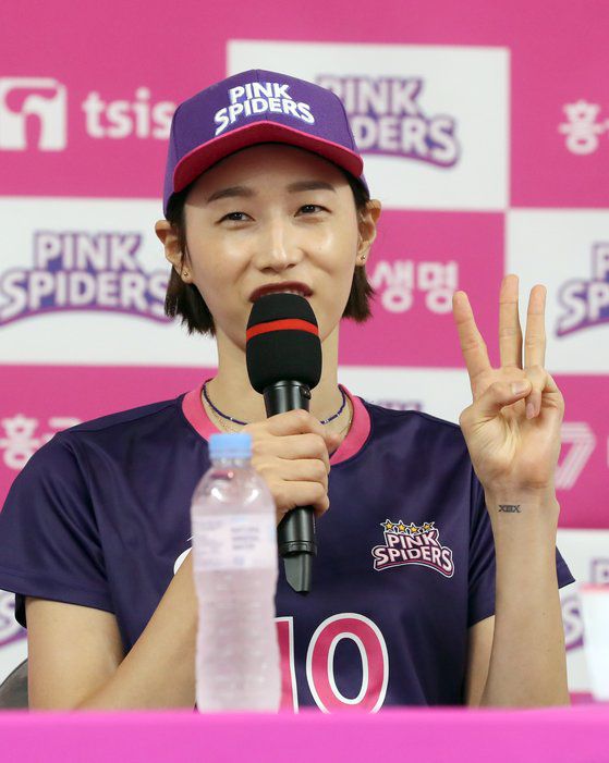 29일 오전 경기도 용인 흥국생명 체육관에서 훈련 후 가진 취재진들과 인터뷰에서 김연경이 질문에 답 하고 있다. 용인=정시종 기자