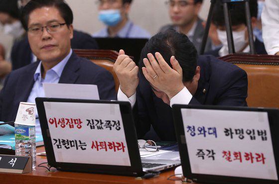 미래통합당 송언석 의원이 29일 국회 국토교통위에 참석해 김현미 국토부장관의 답변 도중 머리를 감싸고 있다. 오종택 기자