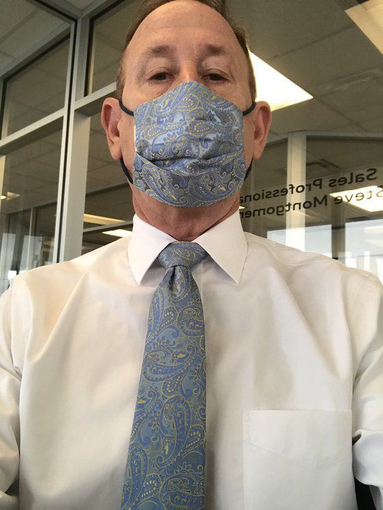 마스크와 넥타이를 깔맞춤한 스티브 몽고메리씨. [트위터 캡처]