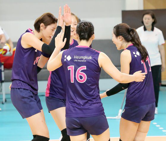29일 팀 훈련에서 득점 후 후배들과 기뻐하고 있는 김연경. 용인=정시종 기자