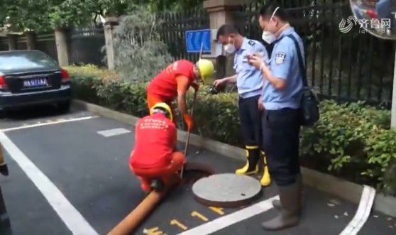 항저우 경찰이 공개한 수사 영상. 경찰이 수사를 위해 정화조의 오폐수를 추출하고 있다. [사진=시과스핀]
