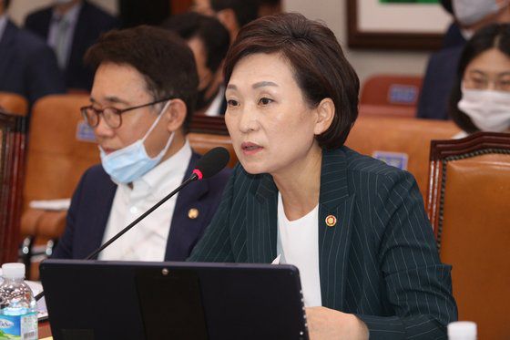 김현미 국토교통부 장관은 지난 29일 국회 국토위 전체회의에 출석해 노무현 정부의 부동산 규제 정책 덕분에 이명박 정부의 부동산 가격이 안정적으로 유지될 수 있었다고 주장했다. [뉴스1]