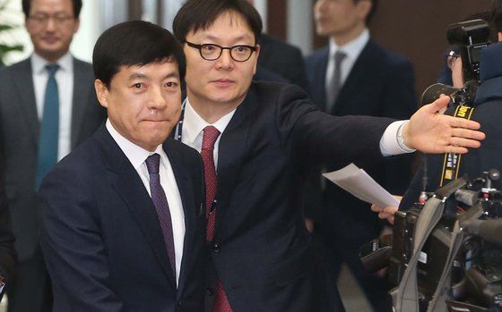 이성윤 서울중앙지검장(왼쪽)이 2월10일 서울 서초동 대검찰청에서 열린 전국 지검장회의에 참석하기 위해 회의실에 들어서고 있다. 오종택 기자