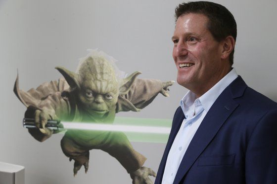 케빈 메이어 전 디즈니 CEO. 틱톡에 스카웃되면서 백악관은 그를 "꼭두각시"라 폄하했다. AP=연합뉴스