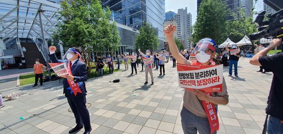 대한의사협회(의협)와 의료계 유관단체 회원 150여명이 지난달 28일 오후 서울 청계천 한빛광장에서 한방 첩약 건강보험 적용 반대 집회에 참여하고 있다. 사진 의협 제공