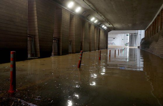 중부지방에 집중된 폭우로 3일 오전 서울 잠수교 북단이 물에 잠겨 출입이 통제되고 있다. 최정동 기자