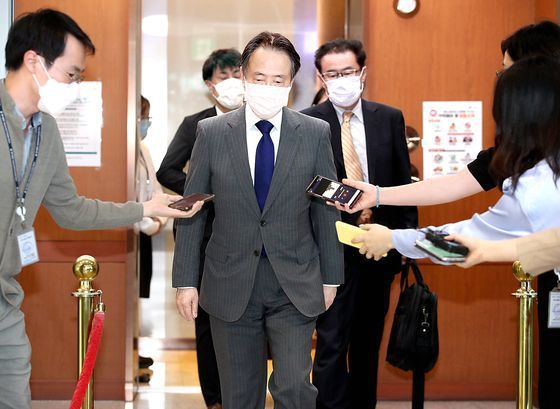 도미타 고지(富田浩司) 주한 일본 대사가 지난 달 15일 오후 서울 종로구 외교부 청사를 나서고 있다. [연합뉴스]