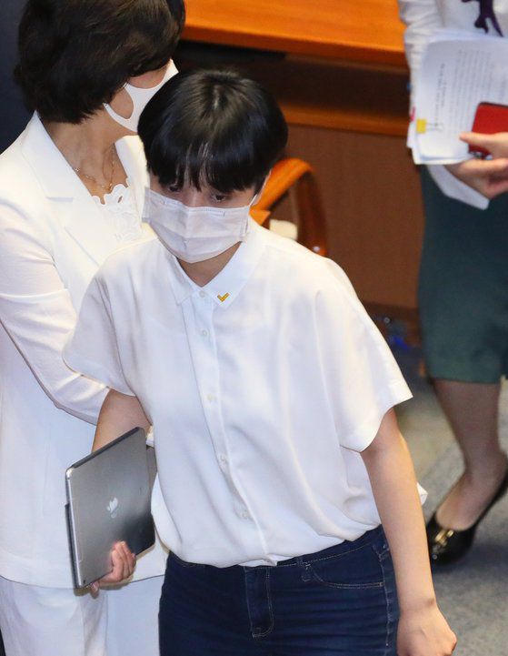 정의당 류호정 의원이 7월 20일 국회 본회의가 끝난 뒤 본회의장을 나서고 있다. 연합뉴스