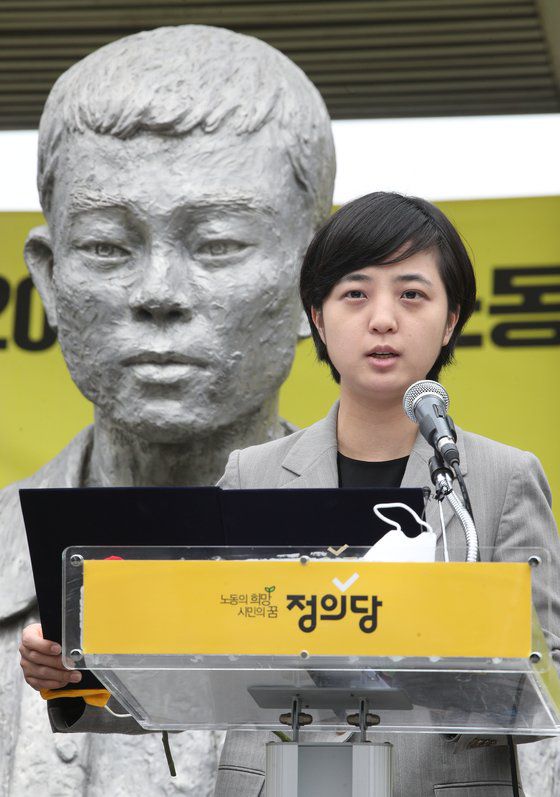 5월 1일 서울 종로구 전태일 열사 동상 앞에서 열린 노동자의 날 기념식. [뉴스1]