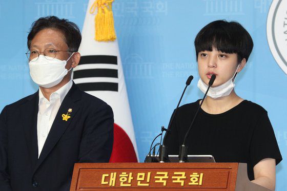 8월 5일 빨간 원피스를 입고 본회의에 온 이튿날이다. 국회에서 열린 '사용후핵연료 재검토 위원회 공론조사 의혹과 관련한 진상조사위원회 구성을 촉구하는 기자회견 자리다. 심플한 검은색 옷차림. [뉴스1]