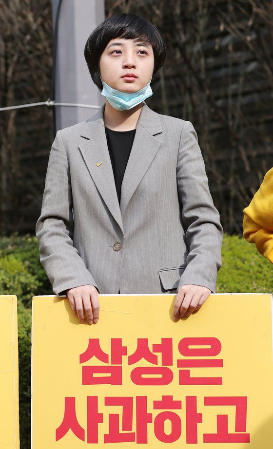 3월 31일 삼성해고자복직 투쟁위원회 김용희 씨의 고공 농성 현장 방문해 피켓 시위를 하는 모습. [뉴스1]