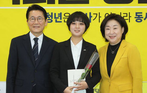 정의당 비례대표 1번에 선출된 류호정 당 IT산업노동특별위원장(가운데)이 3월 8일 국회에서 열린 '21대 국회의원선거 정의당 비례대표후보 선출보고회'에서 심상정 대표(오른쪽), 윤소하 원내대표와 함께 선물받은 '노회찬의 진심' 책과 장미꽃을 들고 기념촬영하고 있다. [연합뉴스]