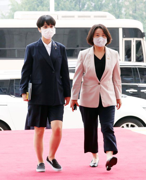 7월 16일 국회 개원식에 참석하기 위해 본관으로 들어오는 모습. 오른쪽은 이은주 의원. [뉴시스]