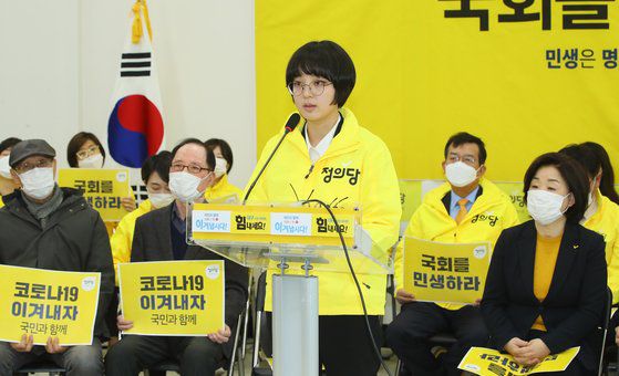 3월 11일 정의당 선거대책위원회 발족식 땐 당의 잠바를 입고 안경을 썼다. [연합뉴스]