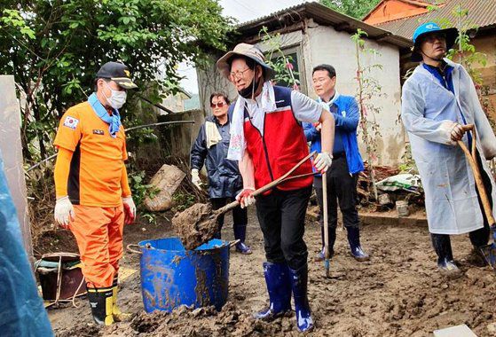 지난 5일 양승조 충남지사(왼쪽 둘째)가 폭우 피해가 발생한 천안의 농가를 찾아 자원봉사자들과 함께 복구 작업을 벌이고 있다. [사진 충남도]