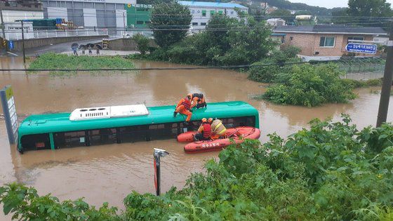 6일 오전 경기도 파주시 파평면 두포리 일대가 갑자기 불어난 강물로 침수돼 지나가던 92번 버스가 잠겨 있다. [사진 경기도소방재난본부]