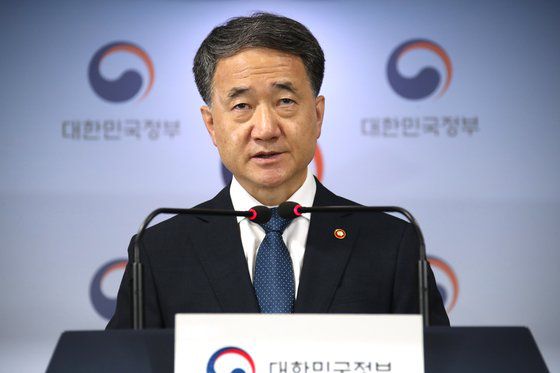 전공의들의 집단 휴진(파업)을 하루 앞둔 6일 박능후 보건복지부 장관이 정부서울청사에서 대국민 담화를 발표하고 있다. 연합뉴스