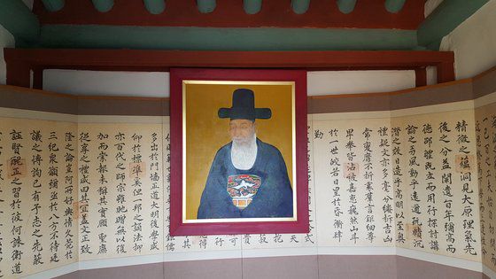 사계고택 영당(影堂)의 내부 모습. 사계가 세상을 떠난 뒤 78일간 시신을 모신 공간으로, 사진은 사계의 초상화와 시호 교지 병풍이다.