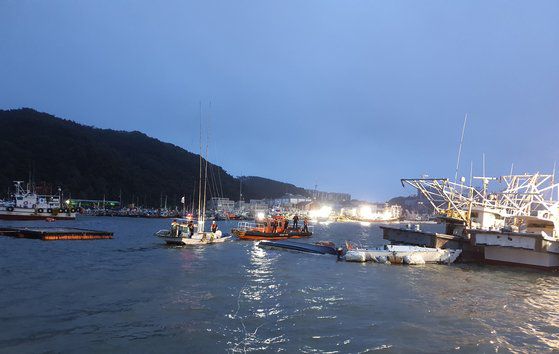 6일 오전 서해 중부 앞바다에 풍경보가 발효되면서 강풍과 함께 거센 파도가 일어 어선들이 표류되자 해경이 긴급 출동해 안전한 곳으로 예인하고 있다. [사진 보령해경]
