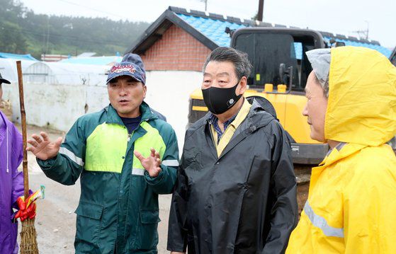 6일 오전 가세로 태안군수(오른쪽 둘째)가 강풍으로 어선 침수피해가 발생한 고남면 현장을 찾아 주민에게서 피해상황을 듣고 있다. [사진 태안군]