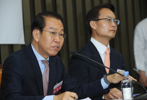 권영세 미래통합당 의원(왼쪽). 연합뉴스