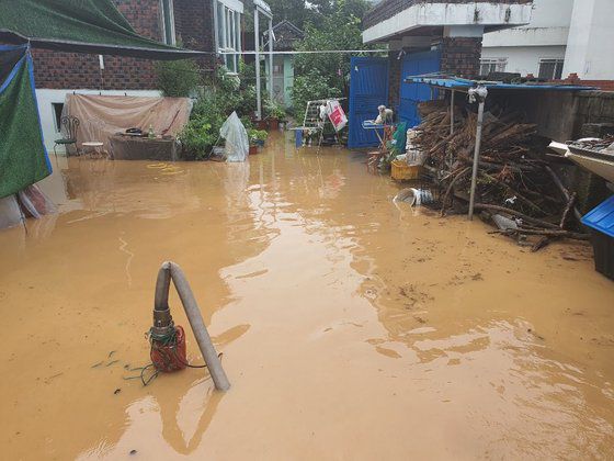 7일 대구 지역에 내린 집중 호우로 대구 달성군 하빈면 한 주택 배수관이 역류해 주택이 침수됐다. [사진 대구소방안전본부]