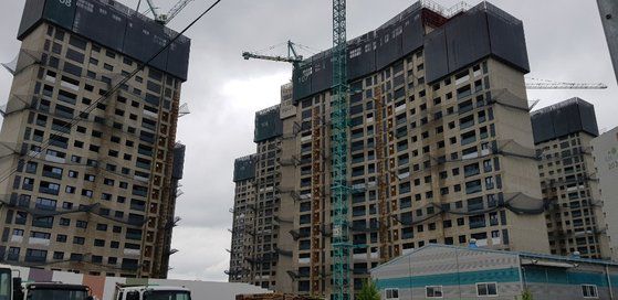 대우건설㈜이 중구 중촌동에 짓고 있는 아파트. 김방현 기자