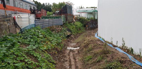 대우건설 아파트 건설 현장 배수로가 정비돼 있다. 주민들은 "지난달 30일 비 피해가 난뒤 건설사 측이 뒤늦게 정비했다"고 주장했다. 김방현 기자