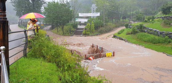 7일 대구 지역에 내린 집중 호우로 대구 북구 함지산 등산로 입구가 물에 잠겼다. [사진 대구소방안전본부]