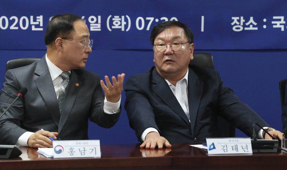 더불어민주당 김태년 원내대표(오른쪽)와 홍남기 경제총리가 4일 국회 의원회관에서 열린 부동산 안정화를 위한 주택 공급 확대 방안 당정협의회에서 이야기하고 있다. 오종택 기자