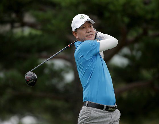 KPGA 선수권대회 최고령 컷 통과를 노렸던 김종덕. 끝내 실패했다. [사진 KPGA]