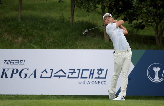 이수민이 7일 KPGA 선수권대회 2라운드 1번 홀에서 티샷하고 있다. [사진 KPGA]