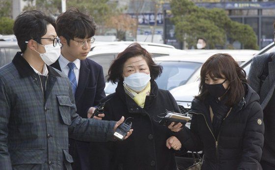 윤석열 검찰총장 장모 최모씨의 동업자인 안모씨가 지난 3월 19일 낮 조사를 받기 위해 의정부지검에 나왔다. [아시아뉴스통신]