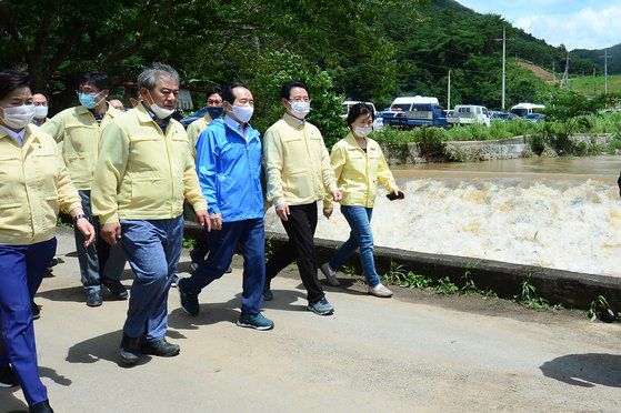 정세균 국무총리(오른쪽 세번째)가 9일 오후 전남 곡성군 오산면 성덕마을에서 산사태 피해 지역을 둘러보고 있다. 지난 7일 오후 8시29분쯤 이 마을 주택 5채로 토사가 흘러내려 주민 5명이 숨졌다. [뉴스1]