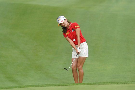 팀 KLPGA의 첫 주자로 나서 신지애를 5홀 차로 대파한 오지현. 사진 제공 오렌지라이프