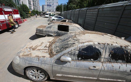 2016년 10월 9일 제18호 태풍 '차바'의 영향으로 피해를 본 경남 양산시 양산시 상북면 소토리 대우마리나아파트에 침수 피해를 본 차량들. 중앙포토