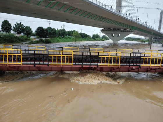 광주 지역에 호우경보가 내려진 8일 광주선 월곡천교가 침수돼 열차운행이 중단됐다. 사진은 침수된 월곡천교.뉴스1