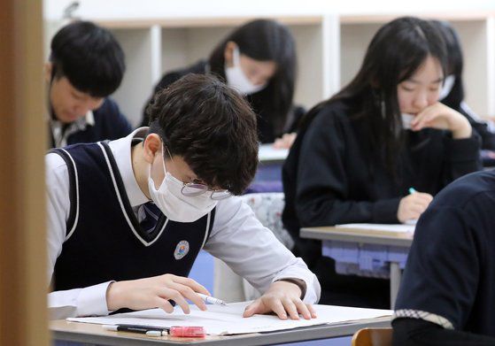 (세종=뉴스1) 장수영 기자 = 2020년 전국연합학력평가가 치러진 21일 오전 세종시 보람고등학교에서 고3 학생들이 답안지를 작성하고 있다. 2020.5.21/뉴스1