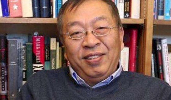 미국의 예상을 뛰어넘는 ‘중국 때리기’ 배후엔 마이크 폼페이오 미 국무장관의 중국정책 수석 고문인 화인 학자 위마오춘이 자리하고 있다. 그는 미국에선 ’국보’, 중국에선 ‘매국노’라는 말을 듣는다. [중국 바이두 캡처]