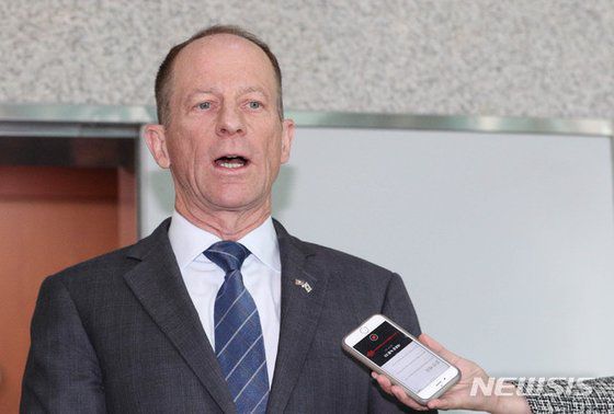 데이비드 스틸웰 미 동아태 차관보는 주중 미 대사관에서도 근무한 적이 있으며 미국 내 대표적인 대중 강경파다. 폼페이오 장관의 ‘중국팀’ 구성에 커다란 기여를 했다. [뉴시스]