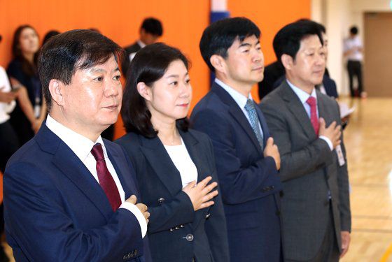 지난 2019년 7월 서울 서초동 검찰청사에서 열린 배성범 서울중앙지검장 취임식에서 이노공 중앙지검 4차장검사(왼쪽 두번째)가 국민의례를 하고 있다. 오종택 기자