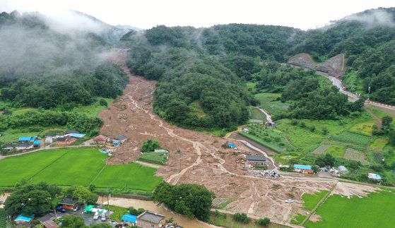 8일 오후 전남 곡성군 오산면 한 마을에 산사태로 주택과 마을에 토사가 뒤덮혀있다. 전날 발생한 산사태는 주택을 덮쳐 5명이 매몰돼 모두 숨졌다. [사진 프리랜서 장경필 기자]