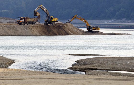 지난 2011년 10월 낙동강 상주보 근처 준설작업 현장. 중앙포토
