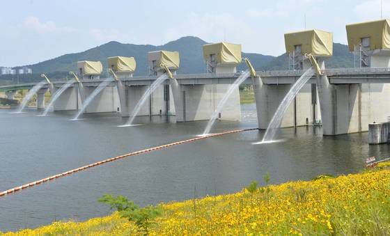 4대강 사업으로 건설된 금강 공주보. 중앙포토