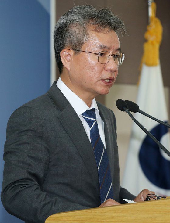 김남준 법무·검찰개혁위원회 위원장이 지난달 27일 법무부 장관과 검찰총장의 수사지휘권 제도 개혁을 발표하고 있던 모습. [뉴스1]